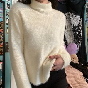 Size Women’s Us L, Forever21, eskimo white color, fuzzy soft to the touch